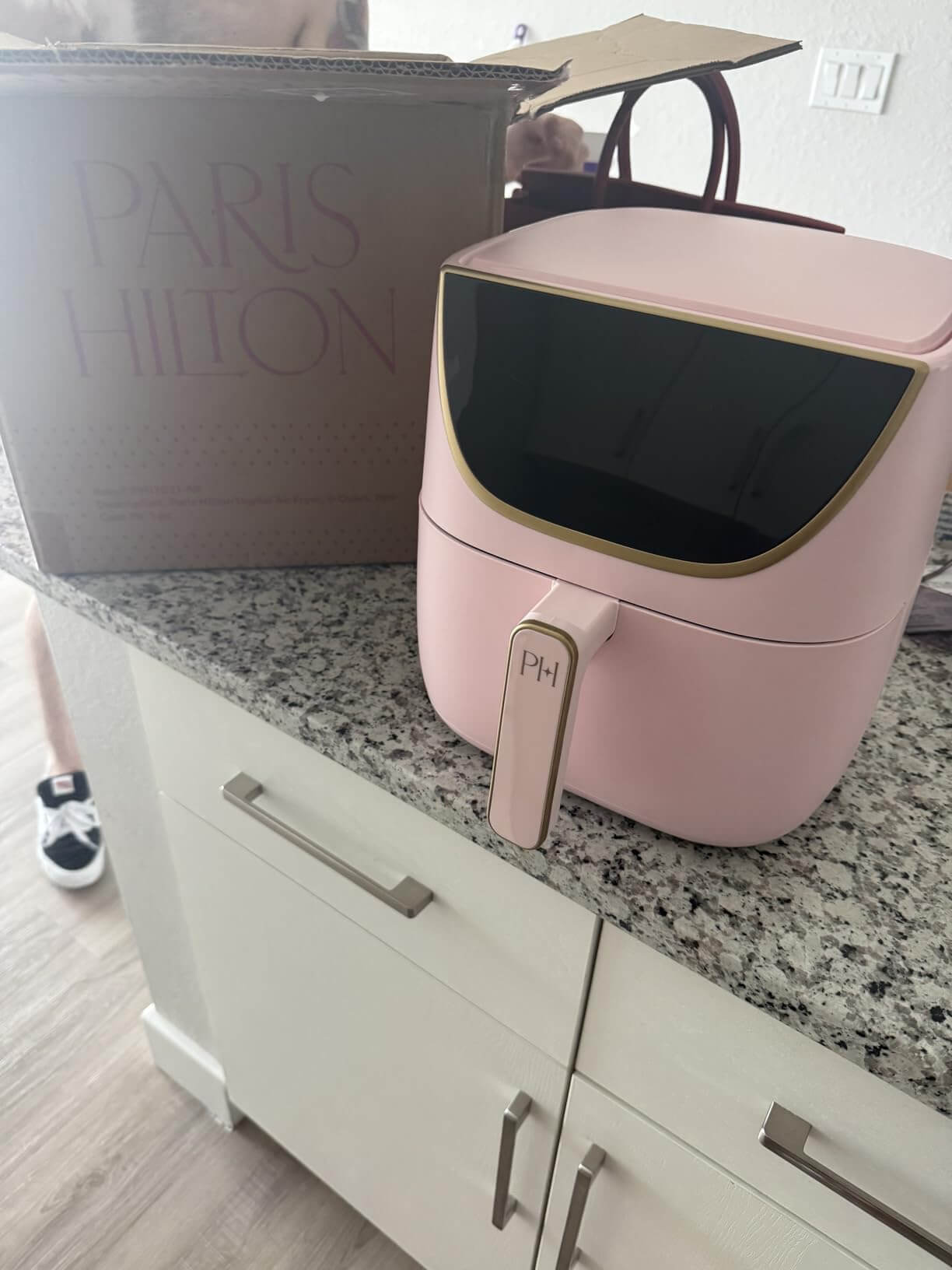 paris-hilton-air-fryer-box-and-pink-model